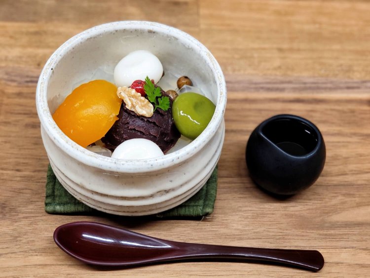 1日50食限定　あんみつ 750円。