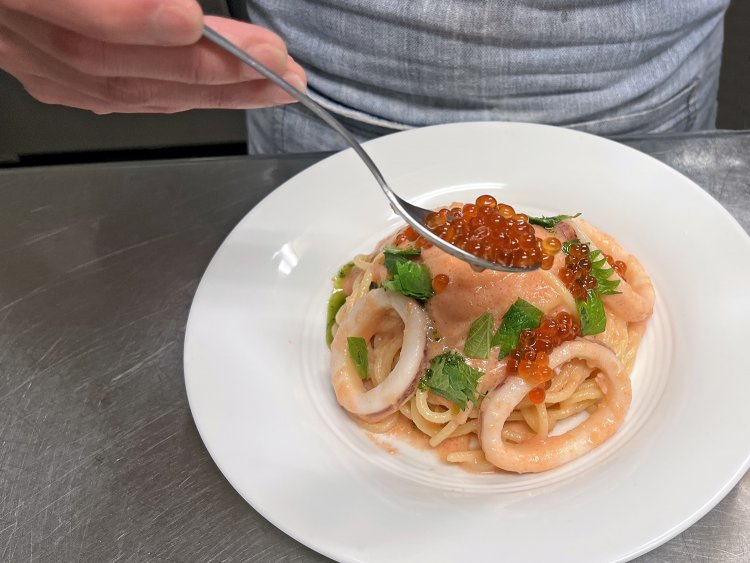 仕上げは海の宝石・イクラが登場。圧倒的な輝きと旨味は魚卵界のトップ・オブ・トップ！　プチッと弾ければ口に広がる磯の香り〜。