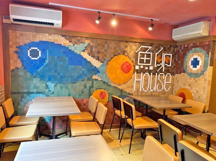 別パターンのモザイク画。これも見事！　1階はカウンターだが、２階は複数人でも食事を楽しめる。