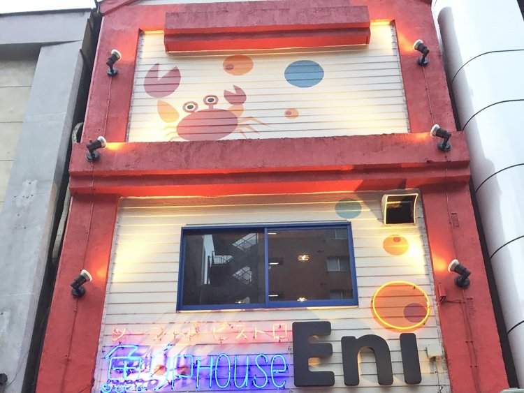 店の入り口から見上げると、カニとイクラが踊る！　ポップな外観だ。