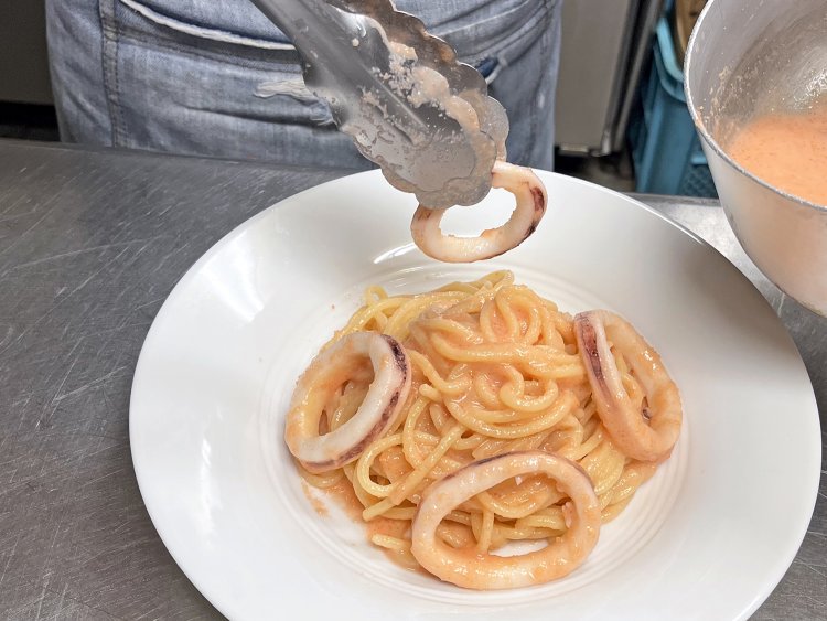 やわらか〜いイカもこのメニューにはなくてはならない存在。淡白ながら味わい深く、全体的な味のバランスを取ってくれている。