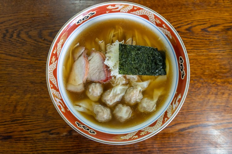 ワンタンメン1170円。麺は中細。滑らかな麺は噛むともちもち感とコシを感じる歯応え。