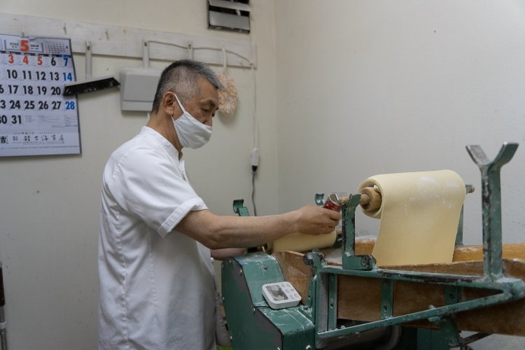 店主の數家豊さん。このとき作っていたのは餃子の皮。