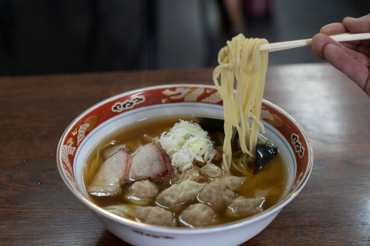 ワンタンメン1170円。麺は中細。滑らかな麺は噛むとコシを感じる歯応え。