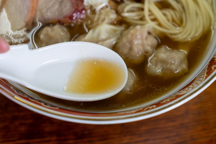 澄んだスープは、様々な出汁を合わせた複雑さのある味わい。