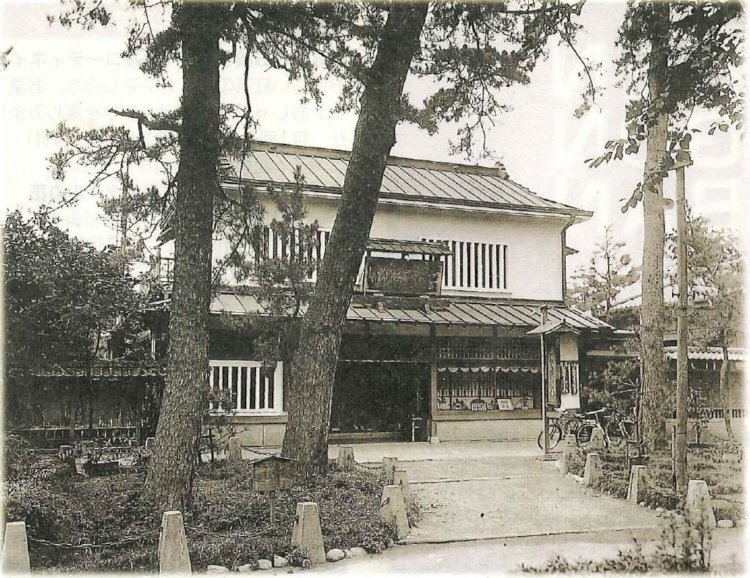 昭和30年代の本店外観。若宮大路沿いの現在の店舗と同じ場所にある。