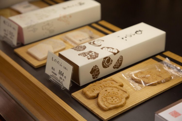 もののふ 12枚入り 846円。古瓦を模したデザインが印象に残る歯応えのいい瓦せんべい。