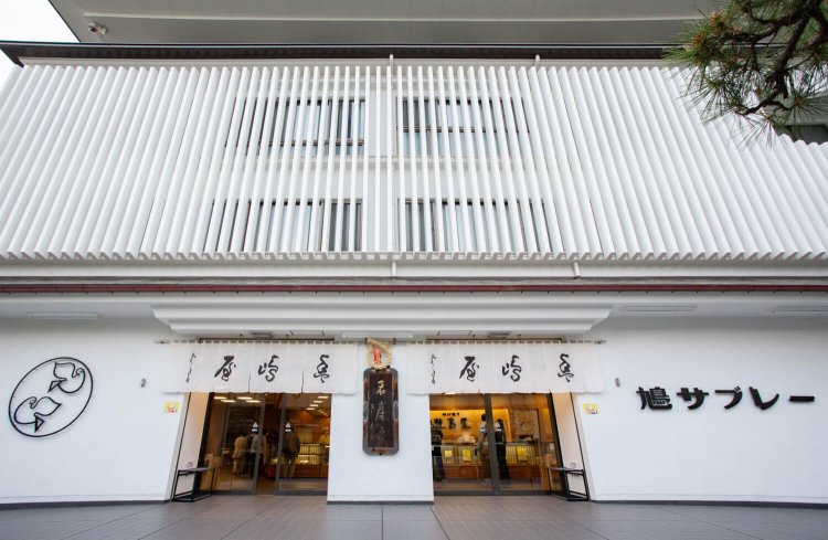 若宮大路にある、現在の豊島屋本店。1階はお菓子売り場、2階にはギャラリー（現在休業中）がある。