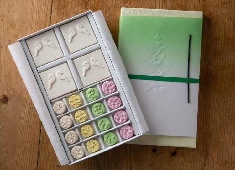 若宮大路 648円。鎌倉市内の店舗でのみ購入できる和三盆製の打ち菓子。お茶はもちろん、コーヒーにも合う。