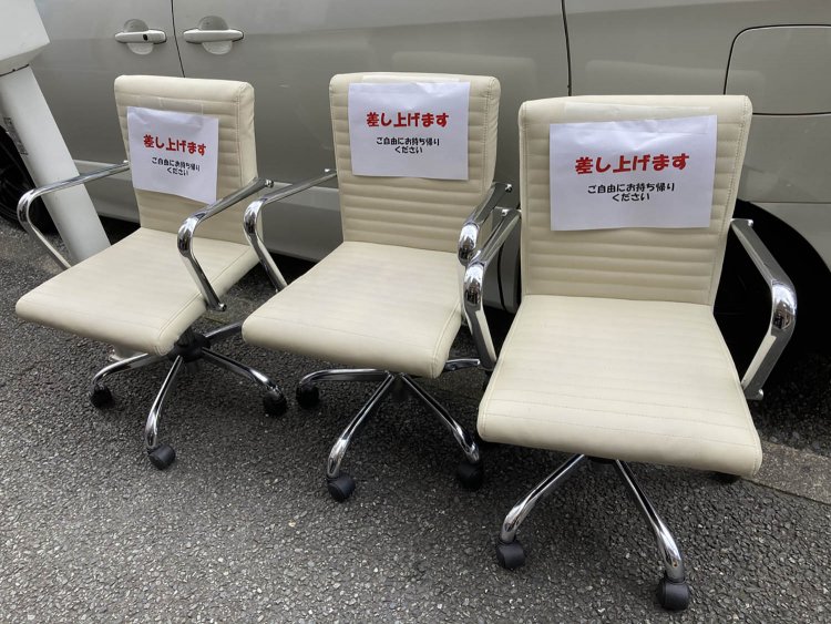 まだまだ綺麗な椅子であるが、持ち帰るのが大変そう。