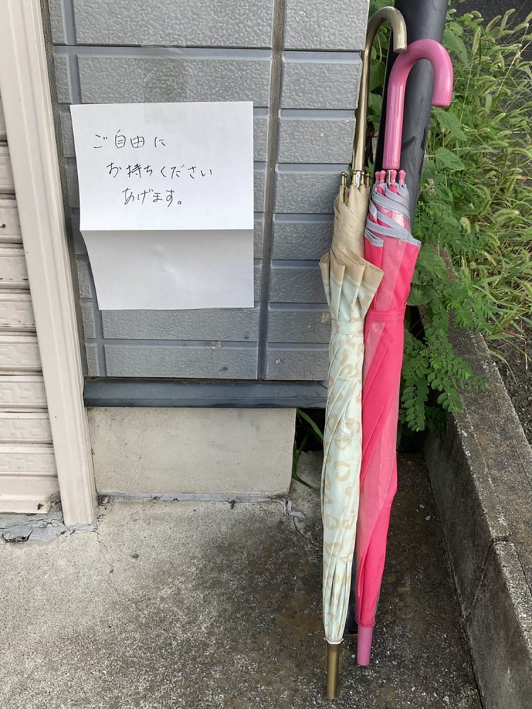 まだ使えるけれど、デザイン的にもう使わない、となるものの代表格が傘ではないだろうか。