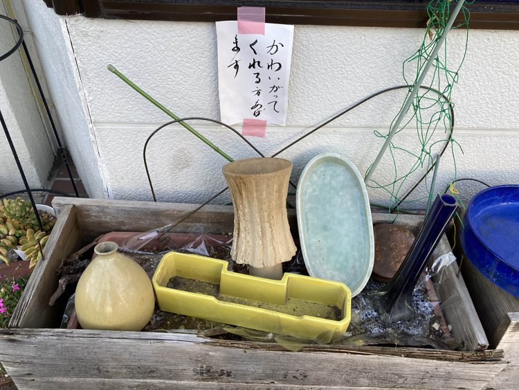 理髪店入り口に置かれた花器や引き出し。恐らく下のプランターは提供物ではないだろう。