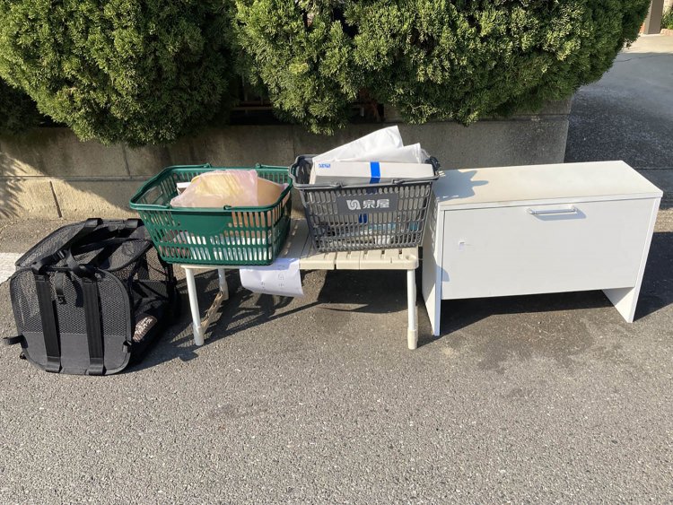 カゴは提供物か？折り畳みテーブルは？範囲がわからない「ご自由に」物件。