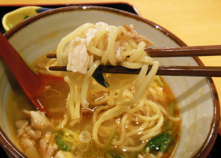 サンラータンメンはゆば入り。和の食材を取り入れる工夫は日本料理店ならでは。