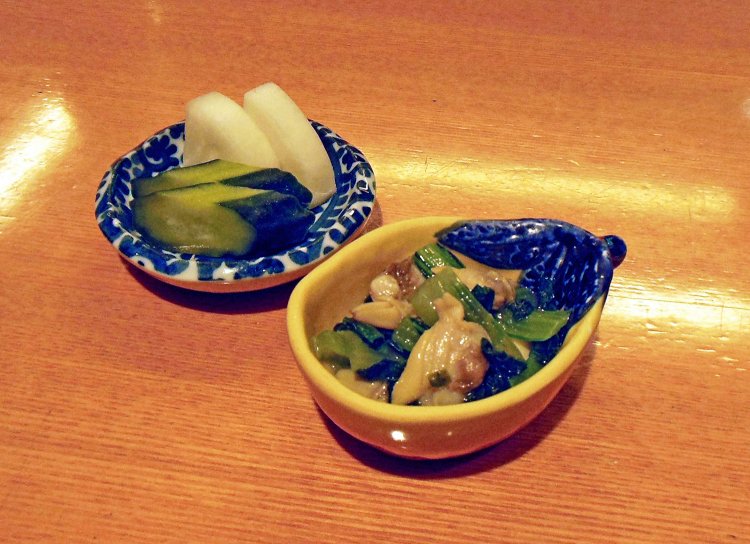 あさりと小松菜の辛子和えと香の物。今週の丼セットには箸休めが2品付いている。