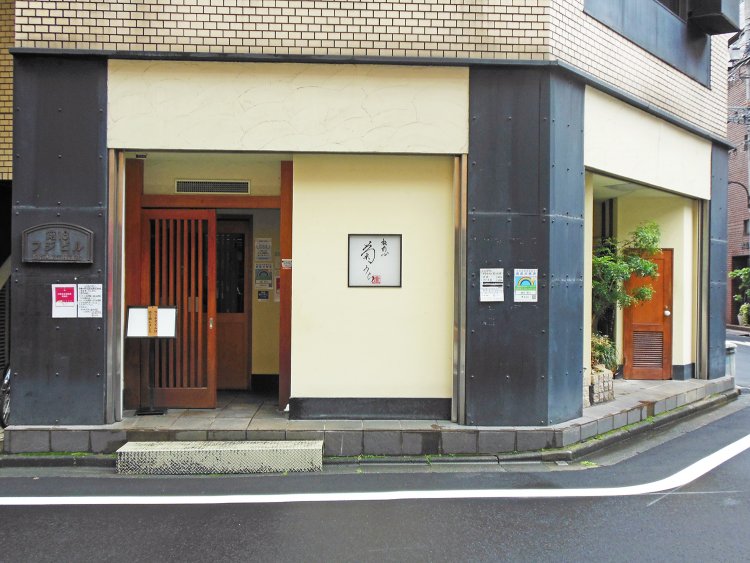 新宿大ガード西交差点から徒歩5分ほどの場所にある。