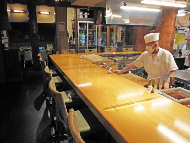 カウンターは12席。かつては、板場に立つ先代と常連客がカウンター越しに会話を楽しむ姿も見られた。