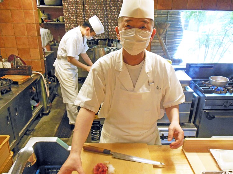 菊浦氏の右腕として店を切り盛りしてきた、料理長の渡邊一敏さん。今は亡き先代の跡を継いで店主となった。