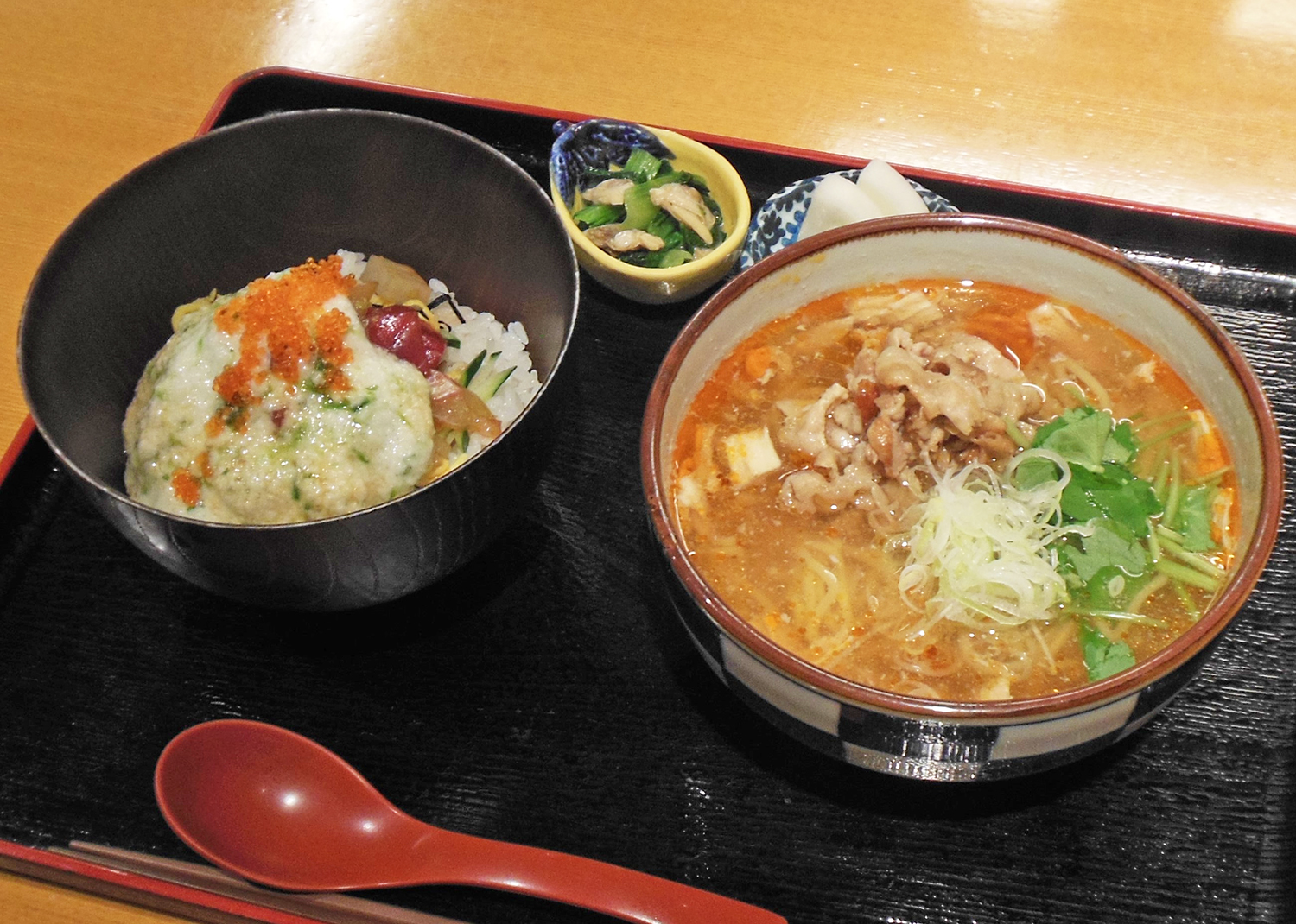 海鮮丼と麺類を一度に楽しめる今週の丼セット1150円。