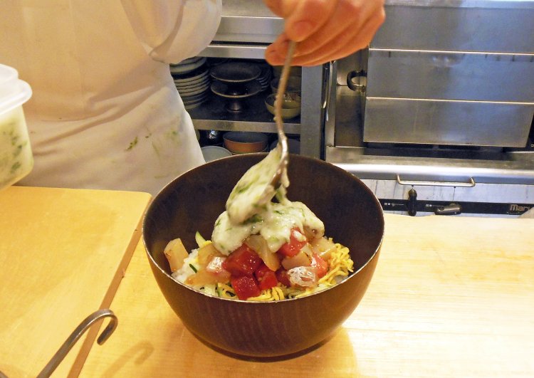 かつお出汁でのばし、塩と薄口しょうゆで味を整えたとろろには、青のりやめかぶ、明太子、梅が加わることも。