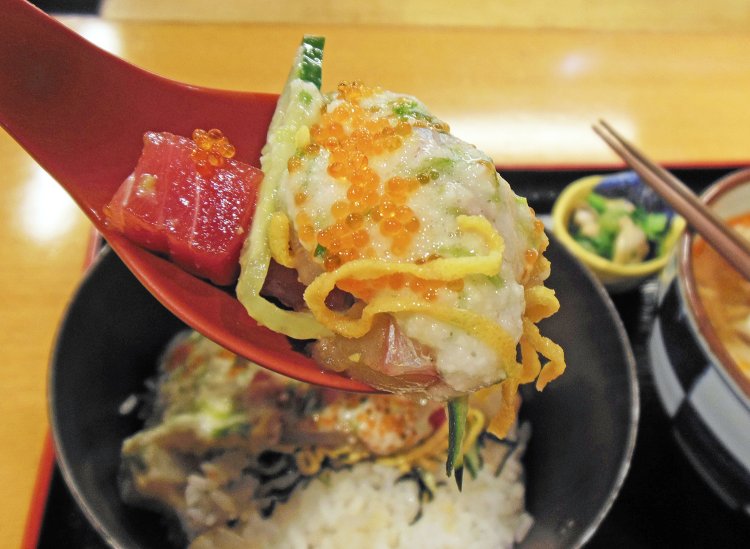 ほんのり温かいごはんの上に、しょう油・みりん・酒に軽く漬かった5種の刺身が盛りだくさん！