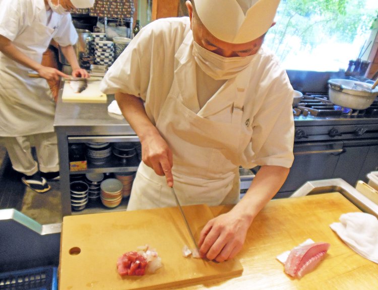 切り口ひとつでおいしさが一変するのだと改めて実感。親方の包丁さばき、お見事です！