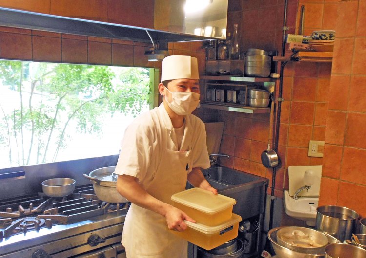 高校卒業以来、『板前心 菊うら』で修業し続ける江ヶ﨑強志さん。その成長を見守ってきたお客さんは数知れず。