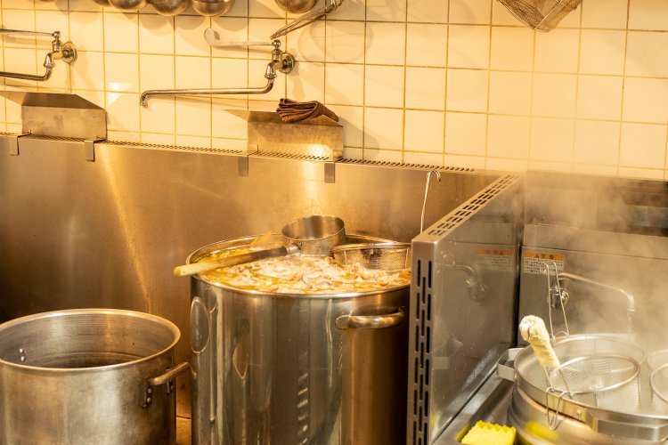 スープは朝9時から炊き始め、昼過ぎに豚の骨を入れて30分だけ少し火を強めている。