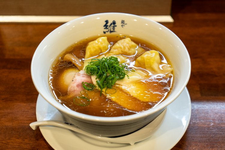 特醤油らぁ麺1100円。具は豚と鶏のチャーシュー、ワンタン、めんま、味玉、ねぎ。