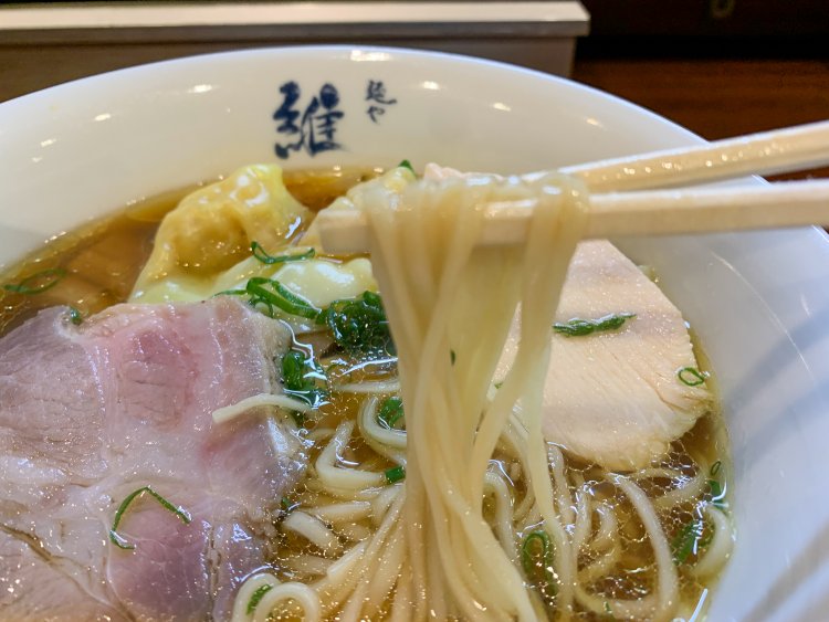 麺はストレートの細い平麺。