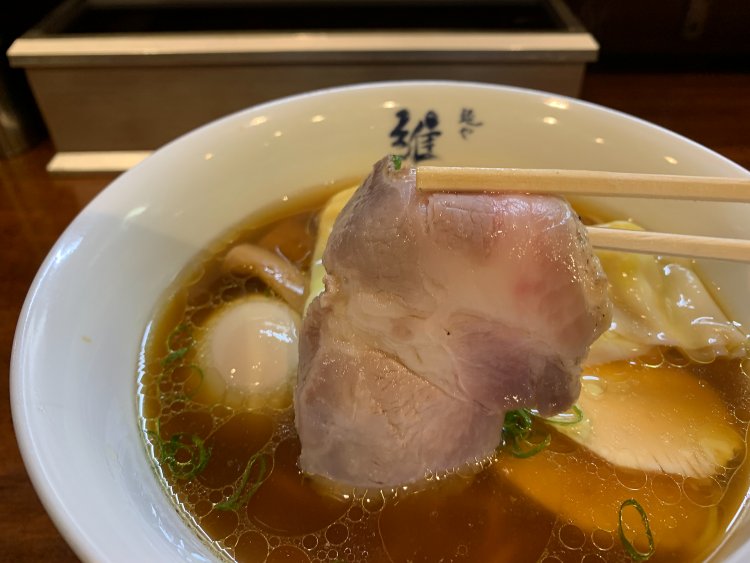 豚肩ロースのチャーシューの歯応えも特徴的。