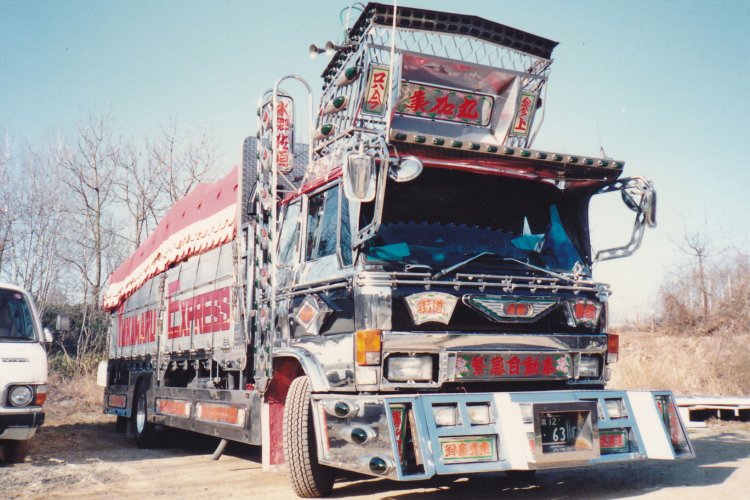 「デコトラ」は、真夜中まで家族のために走る男たちの“動く自分の城” だった