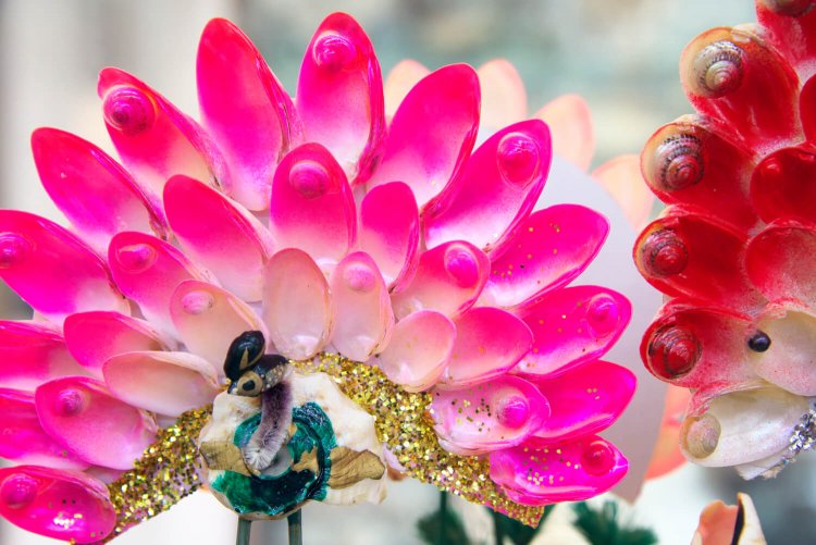 「きれいでしょ!? フランスで大人気だった観光みやげよ」。