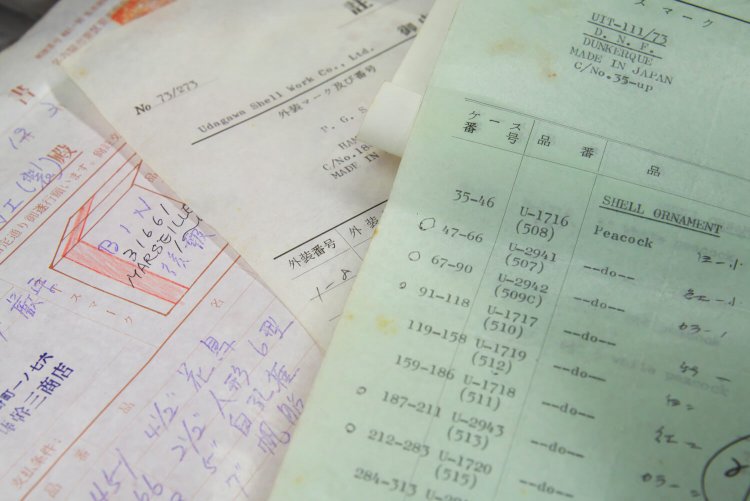 昭和40年代の納品書の数々。ハワイやオーストラリア、ヨーロッパなど世界中に輸出された。クジャクのほか鷹や帆船が人気だった。