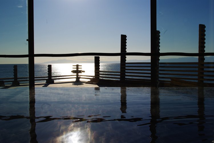 目の前に広がるのは鎌倉の海！絶景の『稲村ヶ崎温泉』で、世界でも珍しいモール泉を楽しむ｜さんたつ by 散歩の達人