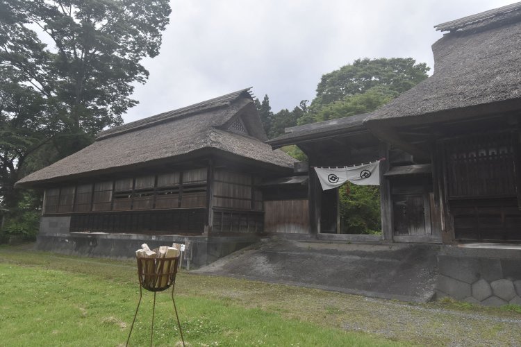 中世以来の名家・井出家の高麗門と長屋。この邸宅周辺に頼朝の宿所があったという。