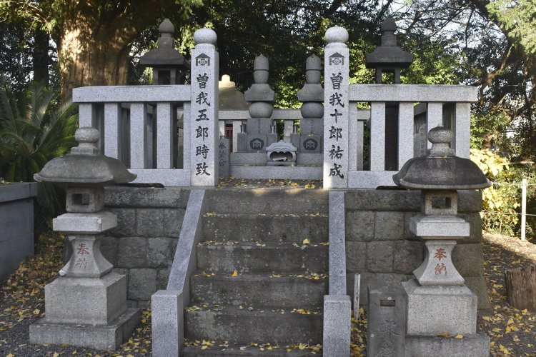 兄弟の像と墓は隣同士に築かれている。