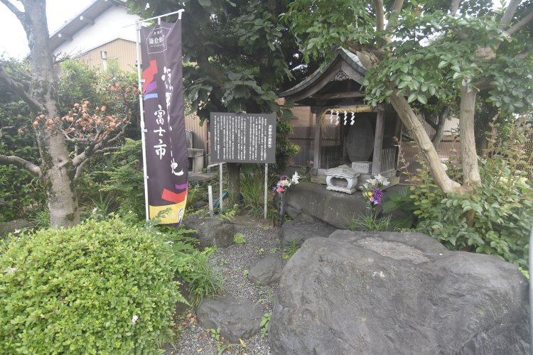 虎御前が兄弟の死を知り泣き崩れた際、腰を下ろした石も祀られている。