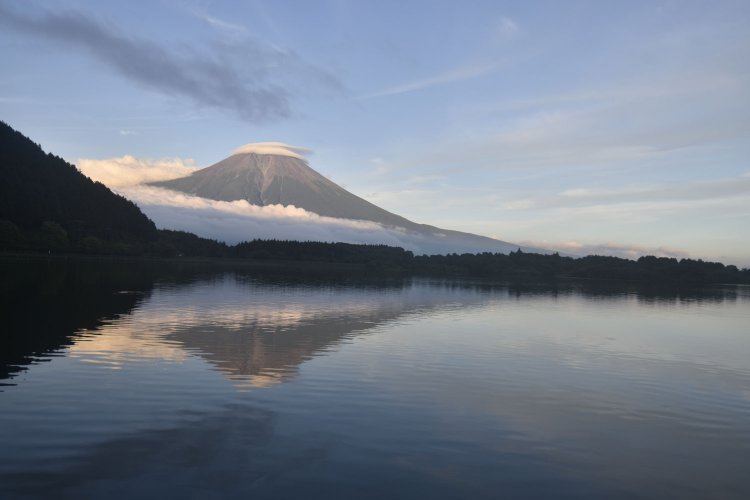 巻狩りが行われた朝霧高原にある景勝地、田貫湖から望む富士山。