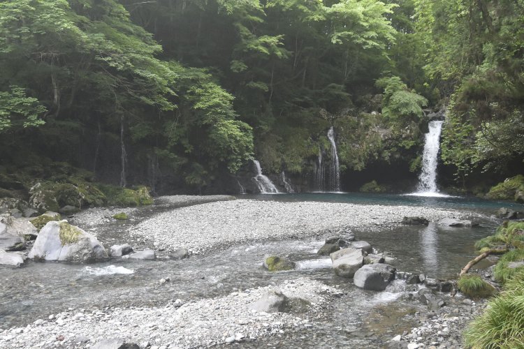 上流からの流れに加え、富士山の溶岩の隙間からも水が溢れ出る陣場の滝。