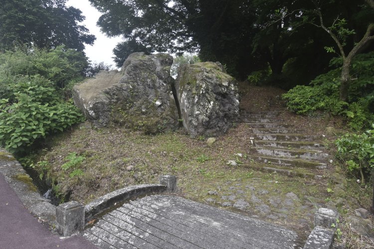 兄弟が身を潜め好機を待ち続けたという曽我の隠れ岩。