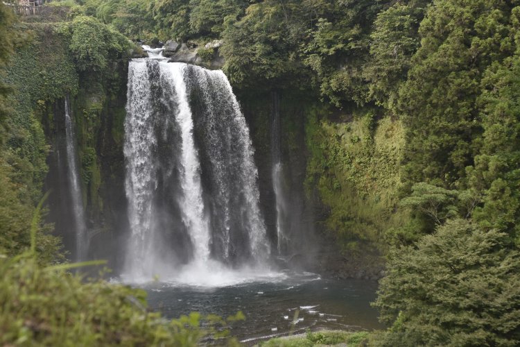 密議の声が聞こえるよう、一瞬滝音が止んだという音止の滝。
