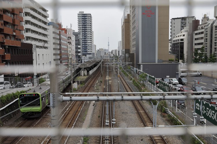 東京スカイツリーの撮影の名所、空蝉橋のフェンスに設けられた撮影窓。