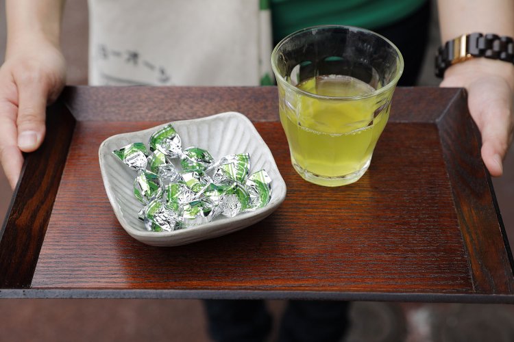 抹茶ぼーるちょこと一緒に、緑茶deアールグレイをふるまってくれた。