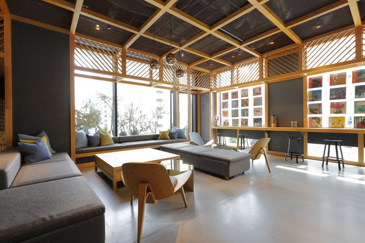 OMOベース窓際のレコードジャケットも壮観。