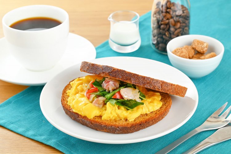 朝食に大人気の「真鯛出汁香るスクランブルエッグサンド」。