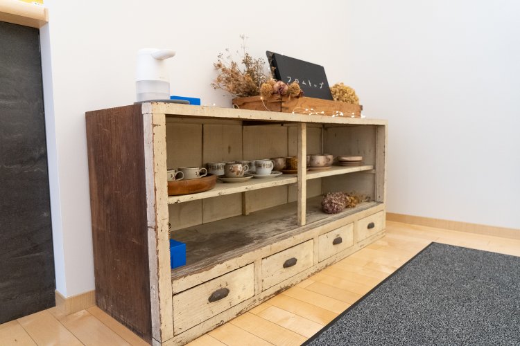 美術館側の入り口に置かれたヴィンテージ風の棚。