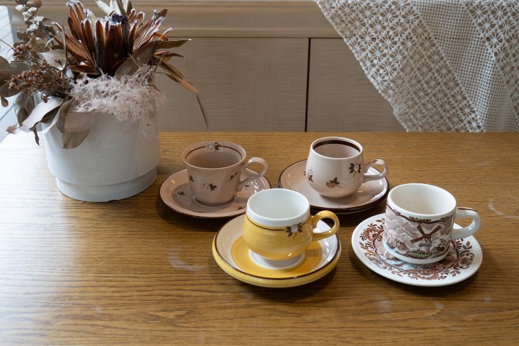 コーヒーカップは昭和のもの。Sanwa Tokiと書かれたものも。