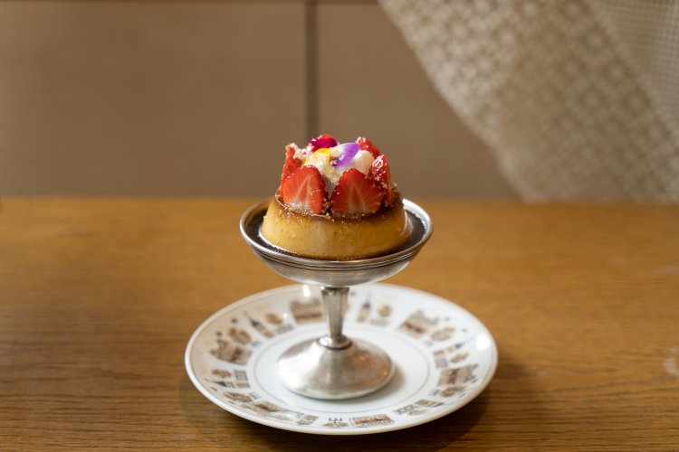 心躍るヴィジュアルのプリン いちごのせは700円。カップに隠れている部分がボリュームあり。