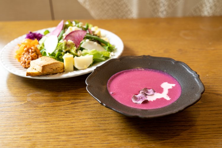 ビーツの豆乳ポタージュとサラダのセット　もちきび入りビスケット付き1600円。ドリンクも付く。紫色の野菜が効果的に使われている。